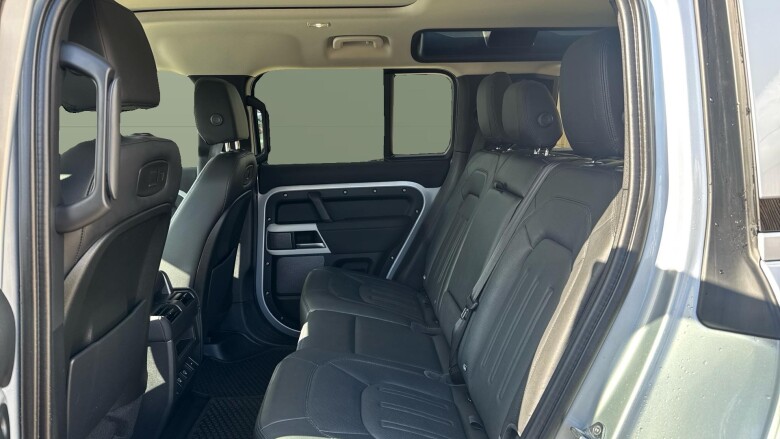 Land Rover Defender 3.0 D300 SE 110 5dr Auto Diesel Estate